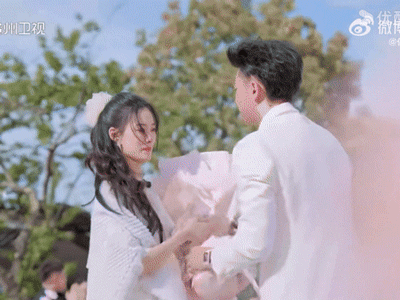 HOT: Chủ tịch showbiz cầu hôn thành công nàng thơ gen Z