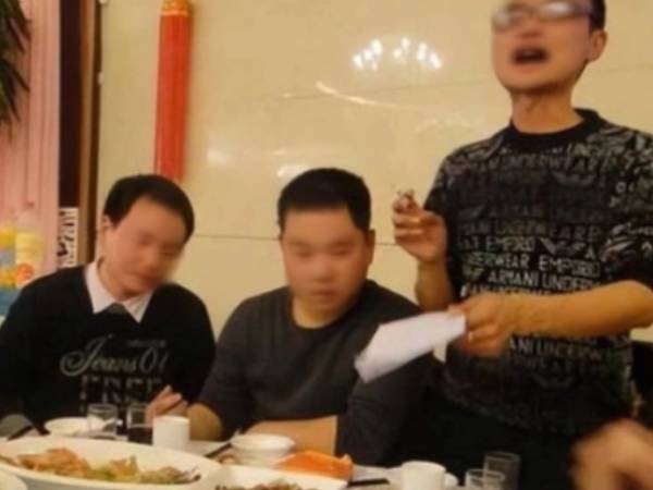 Đoạn video ngắn lớp trưởng chiếu trong buổi họp lớp khiến chúng tôi không tin vào mắt mình, ai cũng ngậm ngùi rút ví