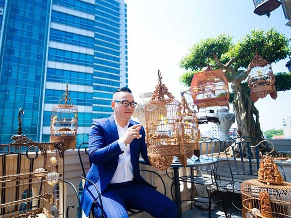 Đại gia phố cổ sở hữu đàn thú cưng đắt đỏ giá 10 tỷ đồng: Nuôi trong lồng tiền tỷ, bay trong phòng điều hòa, có người chăm sóc riêng