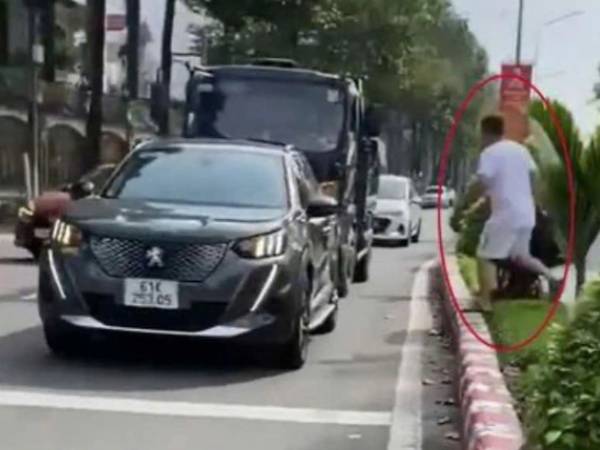 Dừng xe giữa đường để mua đồ gây ùn tắc, người đàn ông bị 'réo tên' trên MXH suốt 2 ngày