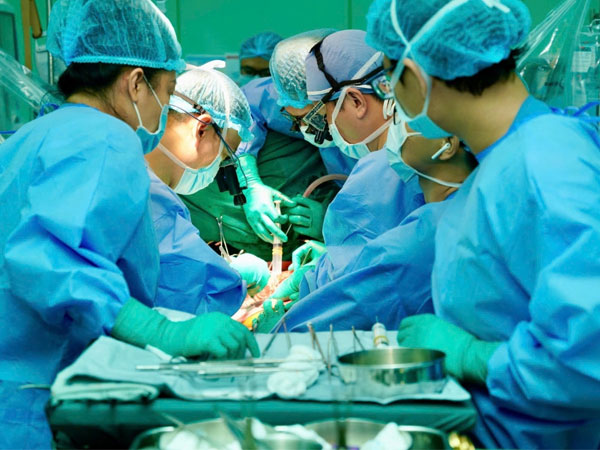 Ghép gan thành công cho 2 người bệnh từ 1 lá gan khỏe