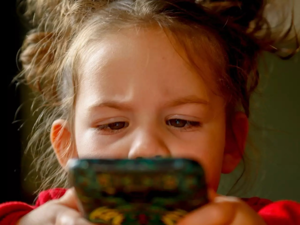 Bill Gates cảnh báo việc trẻ em dùng smartphone quá mức
