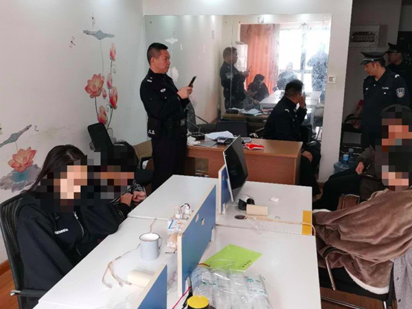 Căn hộ chung cư ầm ĩ suốt ngày đêm bị cảnh sát khám xét: Bắt giữ 6 đối tượng, kịp thời ngăn chặn vụ lừa đảo nghiêm trọng