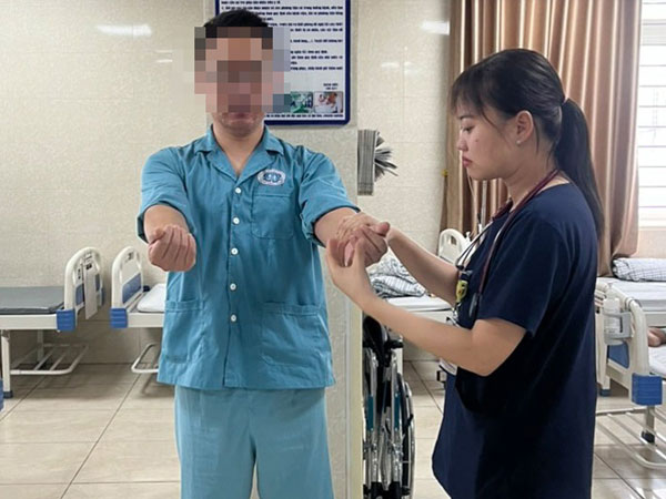 Người đàn ông ngoại quốc phải đi cấp cứu sau bữa rượu