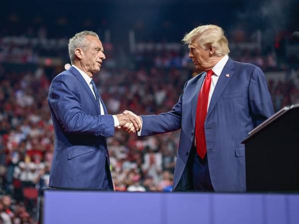 Sự ủng hộ của cháu trai cố Tổng thống Kenedy tạo lợi thế lớn cho ông Trump?