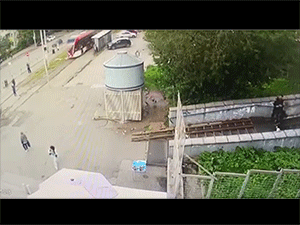 Hai người thoát chết trong gang tấc khi xế hộp gặp tai nạn, văng cả lên vỉa hè