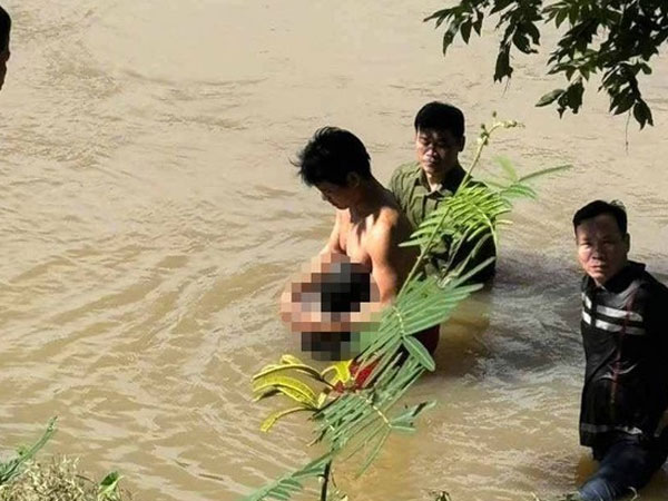 Vụ nam sinh lớp 3 đi qua cầu bị rơi xuống sông: Tìm thấy cách hiện trường 1,5km