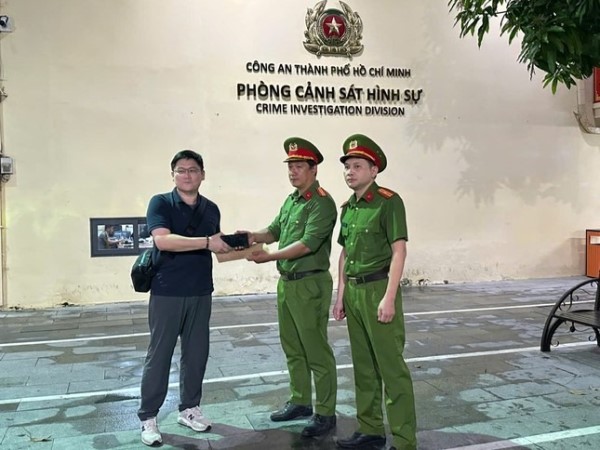 Người nước ngoài cảm động nhận lại điện thoại sau chưa đầy 24h bị kẻ gian giật mất
