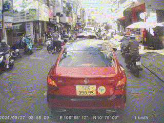 Phẫn nộ clip thanh niên đi ngược chiều, đánh người