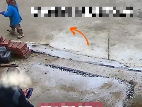 Ông nội nghiện xem TikTok, cháu trai 3 tuổi chết đuối ngay trước mắt mà không hề hay biết