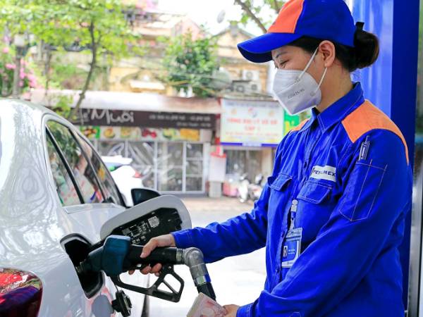 Giá xăng ngày mai tiếp tục giảm?