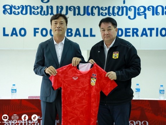 Tân HLV tuyển Lào 'tuyệt vọng', than trời trước khi đấu Việt Nam, Indonesia tại AFF Cup