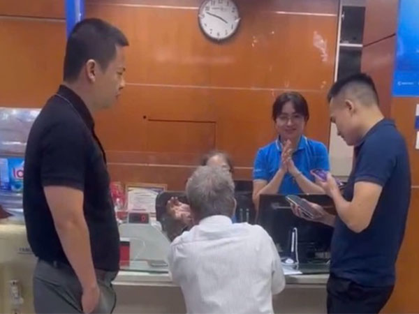 Thấy chồng lo lắng đến ngân hàng, người phụ nữ tại Hà Nội lập tức báo công an đi tìm, ngăn chặn kịp thời vụ lừa đảo 2,2 tỷ đồng