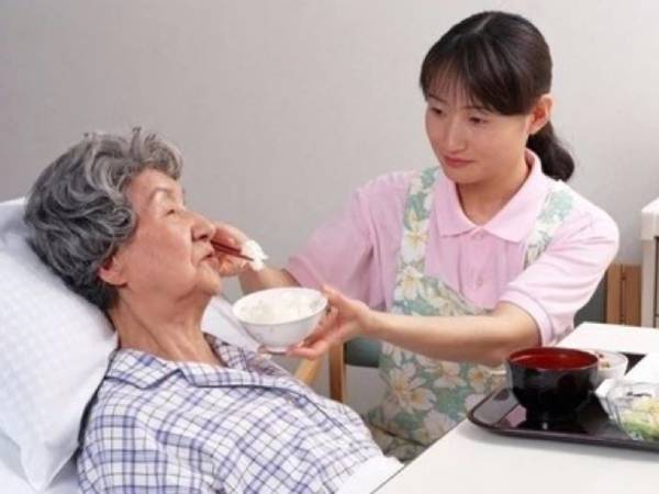 Tổng lương của chúng tôi chỉ có 13 triệu/tháng, vậy mà ngày mẹ nhập viện, vợ tôi lấy ra cả trăm triệu chi trả viện phí