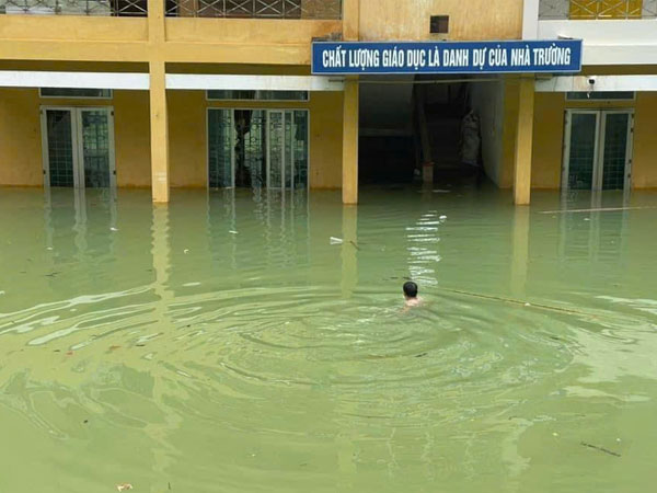 Nước dâng cao 3m, hiệu trưởng bơi vào trường