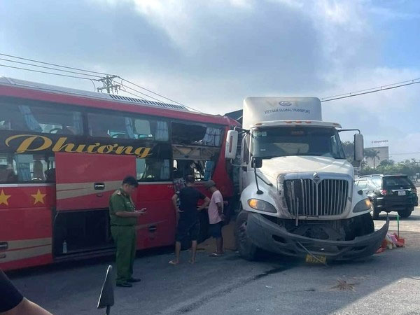 Xe khách dính chặt xe đầu kéo, nhiều người bị thương