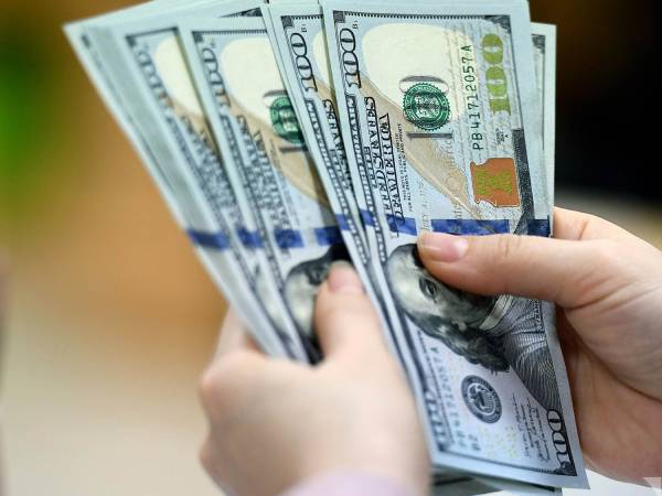 Đến lượt giá USD trên thị trường tự do lao dốc