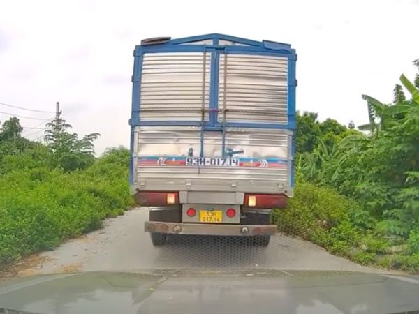 Xe tải đang đi bỗng dừng lại lùi nhanh làm móp đầu ô tô con đi phía sau