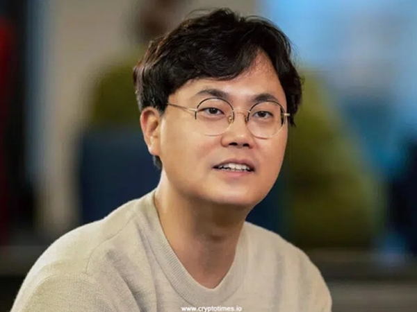 CEO tiền điện tử Hàn Quốc bất ngờ bị đâm vào cổ ngay tại tòa giữa phiên xử