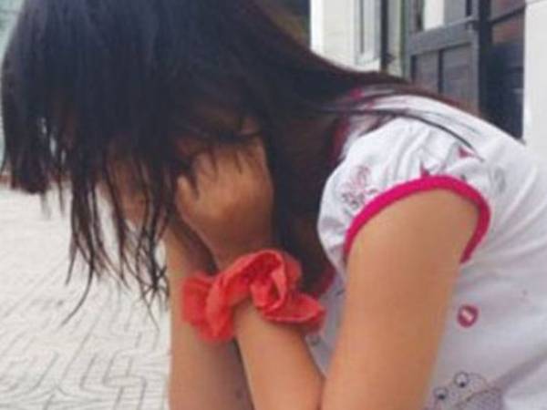 Bực tức vì ông nội 'nhờ' đấm lưng, bé gái 13 tuổi dùng búa đánh ông tử vong rồi giấu xác sau nhà