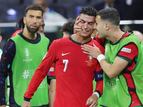 Ronaldo ‘đính chính’ vụ khóc, đưa ra tuyên bố gây tranh cãi