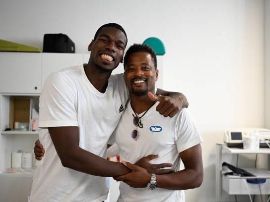 Evra: Nhà Glazer mua Pogba để làm bẽ mặt Sir Alex