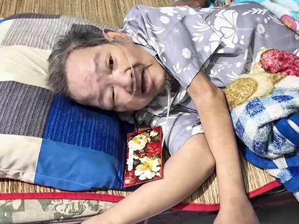 Một nam nghệ sĩ bị bệnh viện trả về, phải thở oxy, bật khóc khi đàn em muốn lo hậu sự cho mình