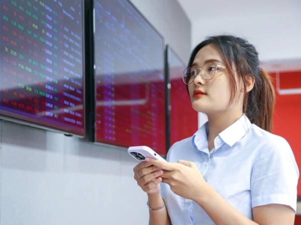 Có 300 triệu đồng, mua cổ phiếu nào có thể kiếm lời ăn Tết?