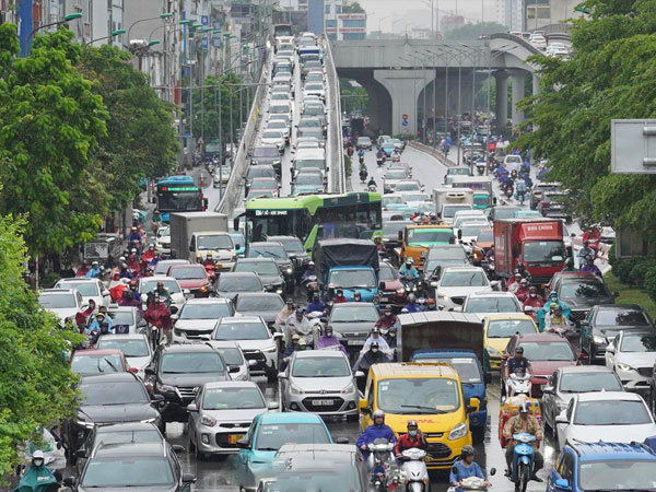 Giao thông Hà Nội ùn tắc từ sáng tới trưa trong ngày làm việc cuối trước nghỉ lễ 2/9
