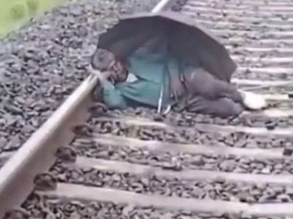 Người đàn ông ngủ quên trên đường ray, tàu hỏa lao tới vẫn không biết
