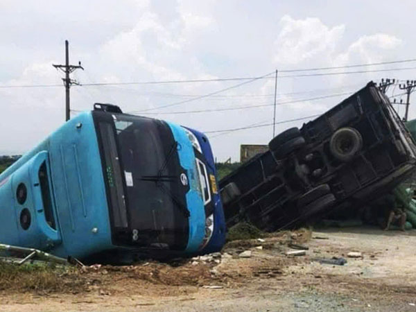 Ô tô tải đâm lật xe buýt xuống mương nước ở Hà Nội, 3 người bị thương