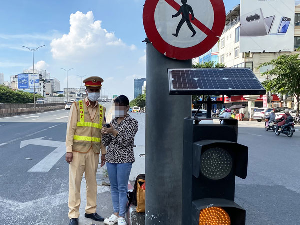 Đi bộ vào đường cao tốc đón xe về quê, người phụ nữ ngỡ ngàng nhận phiếu phạt