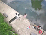 Đang chơi với các chị bên ao, bé gái đột ngột ngã xuống nước rồi chìm nghỉm