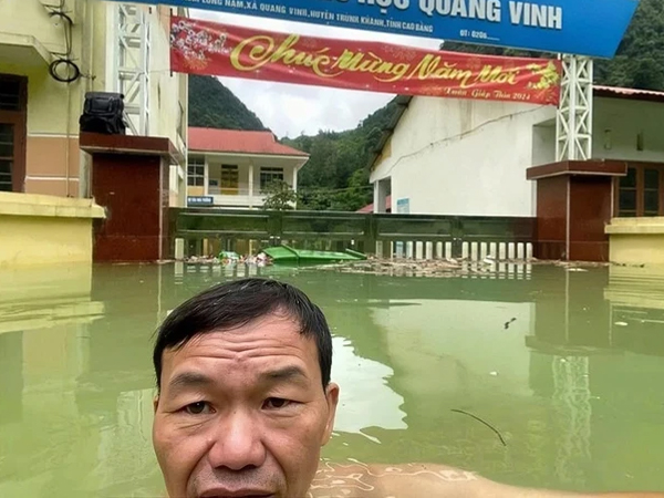 Thầy hiệu trưởng bơi vào trường vì lo gạo ăn của học sinh bị nước lũ nhấn chìm: Bất ngờ nhận tin vui