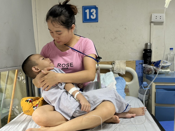 'Mẹ không phải lo, con sẽ khỏi bệnh để được đi học', câu nói của bé 4 tuổi khiến người mẹ xót xa
