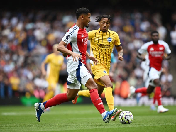 Arsenal nhận thẻ đỏ tranh cãi, Brighton tạm chiếm ngôi đầu Ngoại hạng Anh