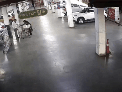 Cha mẹ mải đứng nói chuyện, con gái bị ô tô đâm trúng