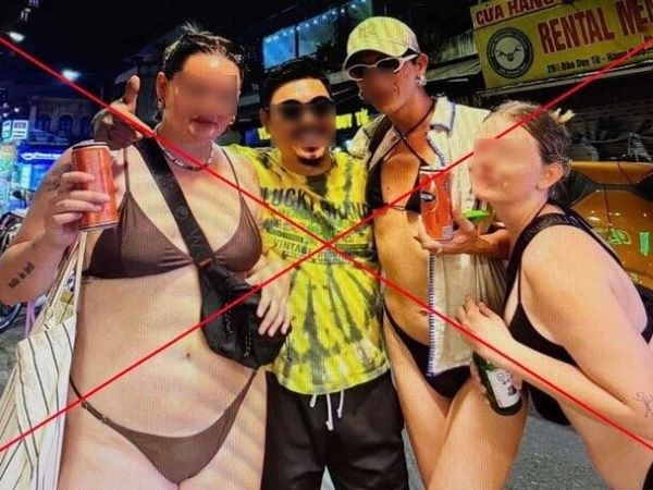 Du khách vô tư mặc bikini, khoe da thịt trên phố cổ Hà Nội gây bức xúc