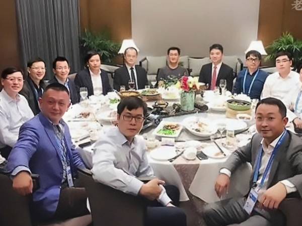 Họp lớp, các 'đại gia' lương 50 triệu/tháng ngồi chung mâm, cuối bữa nhân viên nói 1 câu lật tẩy bí mật