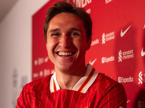 Liverpool đấu MU: Chiesa và giấc mơ từ Old Trafford