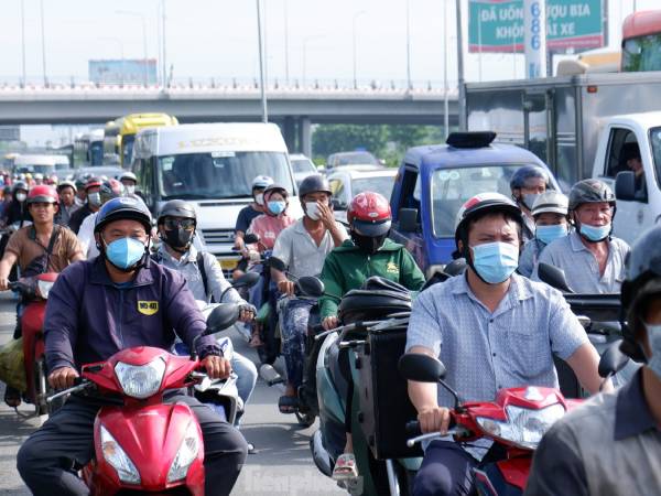 Ngày đầu kỳ nghỉ 2/9: Nhà ga, bến xe đông đúc, sân bay Tân Sơn Nhất thông thoáng bất ngờ