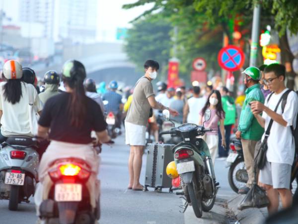 Xe dù, bến cóc lại rầm rộ, người dân Hà Nội đứng bắt xe trên đường