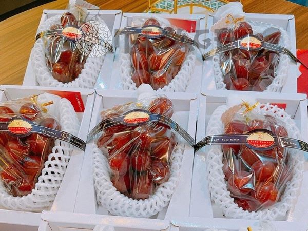 Nhiều người ‘xếp hàng’ mua nho Nhật đắt nhất thế giới giá 12 triệu đồng/kg