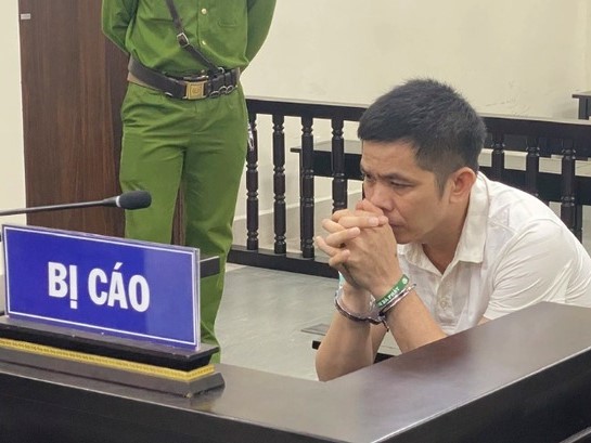 Trong cơn cuồng ghen, gã đàn ông đâm chết tình nhân, khiến tình địch trọng thương rồi về kể cho vợ