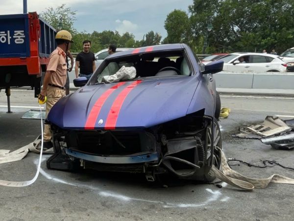Siêu xe Maserati lộn nhiều vòng trên đại lộ ở TPHCM, đôi nam nữ thoát chết
