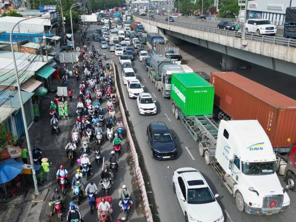 Cửa ngõ phía Đông TPHCM ùn tắc nghiêm trọng ngày đầu nghỉ lễ