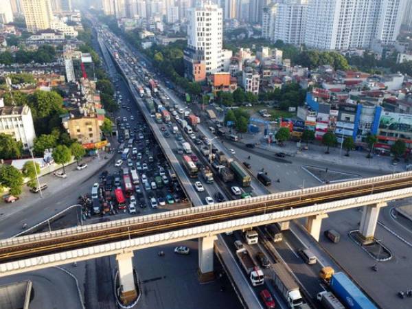 Ùn tắc gần chục km, ôtô nhích từng mét rời Hà Nội