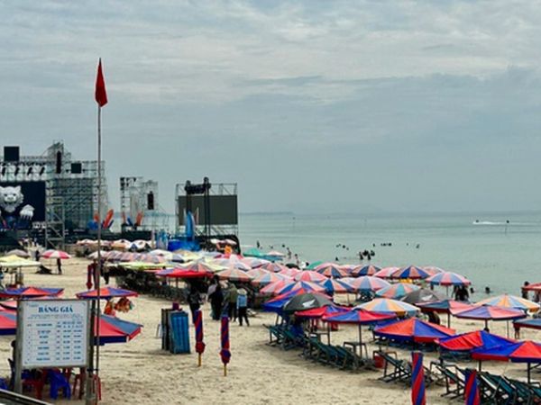 Trời mưa, Vũng Tàu vắng khách trong ngày đầu nghỉ lễ