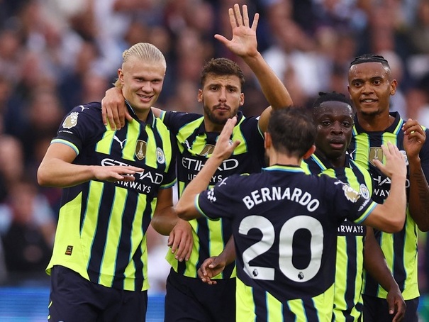 Haaland bùng nổ hat-trick, Man City hạ West Ham giật ngôi đỉnh bảng