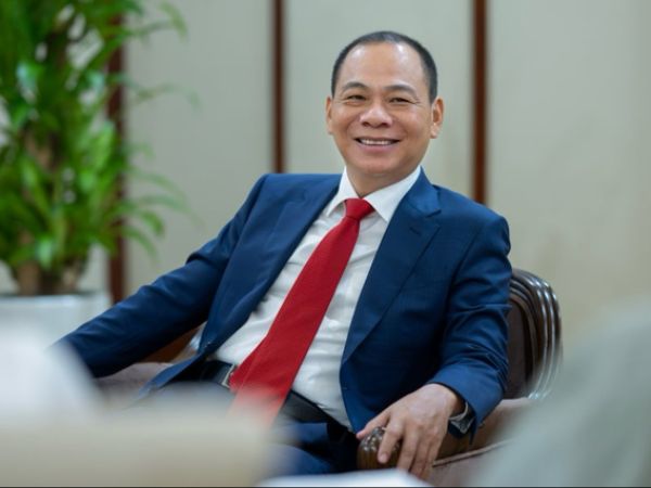 Khẳng định đầu tư cho VinFast đến khi hết tiền thì thôi, tỷ phú Phạm Nhật Vượng tiếp tục tài trợ gần 3.300 tỷ trong nửa đầu năm